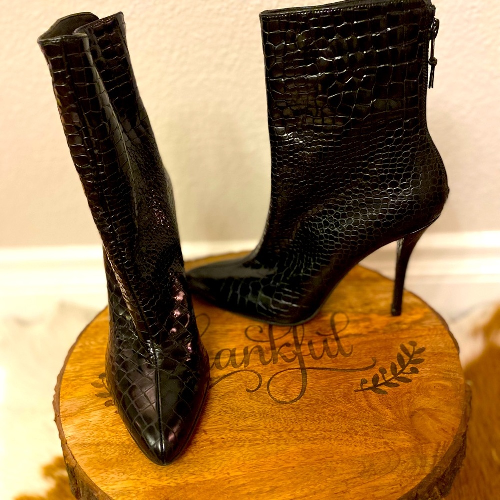 New Mint Condition…Stuart Weitzman Black Alligator Print Ankle Boots from Spain.